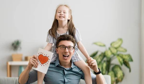 Glücklicher Vatertag Tochter Gratuliert Papa Und Schenkt Ihm Eine Postkarte — Stockfoto