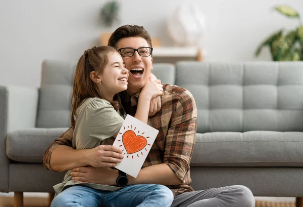 Glücklicher Vatertag Tochter Gratuliert Papa Und Schenkt Ihm Eine Postkarte — Stockfoto