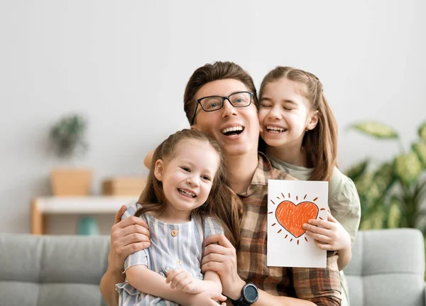 Glücklicher Vatertag Kinder Gratulieren Papa Und Überreichen Ihm Eine Postkarte — Stockfoto