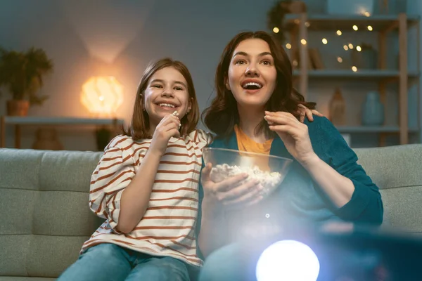 Família Feliz Assistindo Projetor Filmes Com Pipocas Noite Casa Mãe — Fotografia de Stock