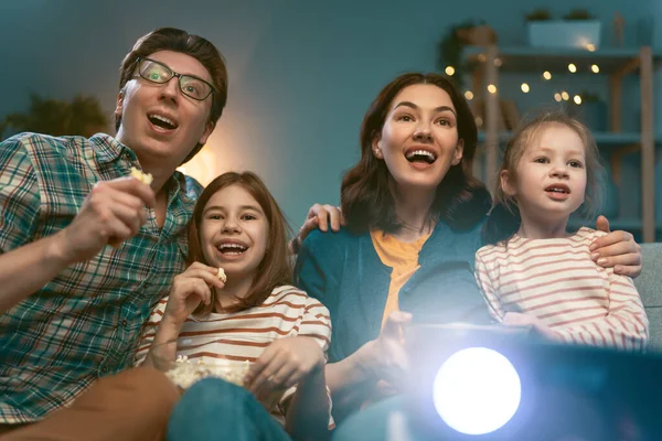 Glückliche Familie Die Abends Hause Projektor Fernseher Filme Mit Popcorn — Stockfoto