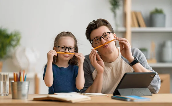 Vuelta Escuela Niño Feliz Adulto Están Sentados Escritorio Chica Haciendo — Foto de Stock