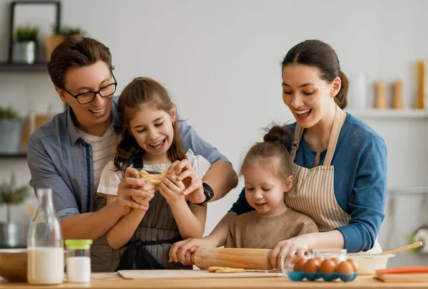 Feliz Familia Amorosa Están Preparando Panadería Juntos Padre Madre Hijos — Foto de Stock