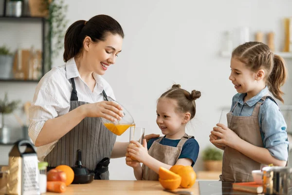 Comida Saludable Casa Familia Feliz Cocina Madre Hijos Hijas Están — Foto de Stock