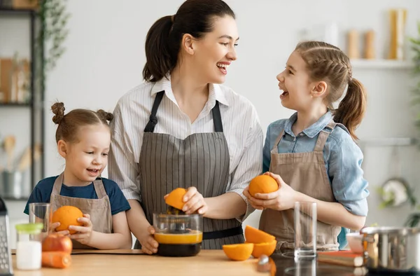 Comida Saudável Casa Uma Família Feliz Cozinha Mãe Filhos Filhas — Fotografia de Stock