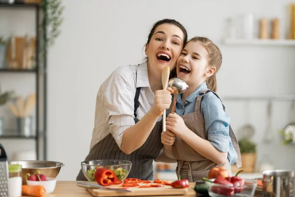 Aliments Sains Maison Bonne Famille Dans Cuisine Mère Fille Préparent — Photo