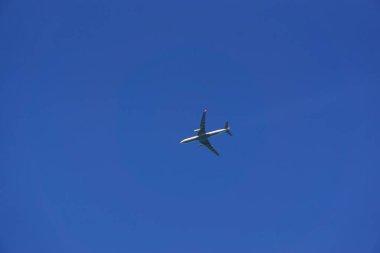 Gökyüzünde bir uçak