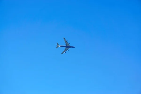 Avion sur le ciel Images De Stock Libres De Droits