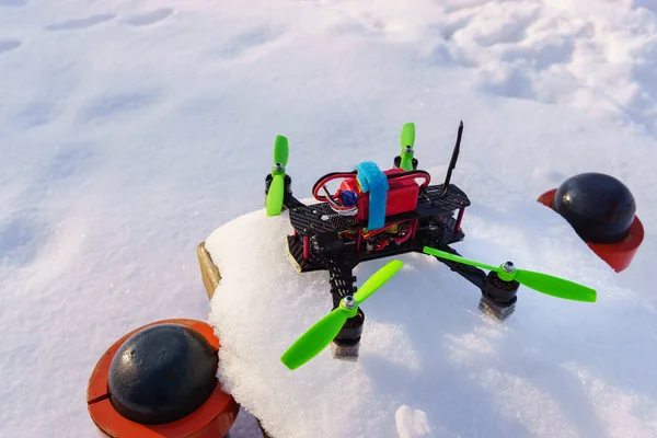 Course quadcopter sur la neige — Photo