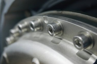 Parlak metal dişli yan görünüm