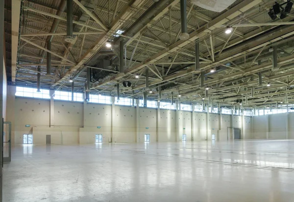 Grande espaço vazio no hangar Imagens De Bancos De Imagens