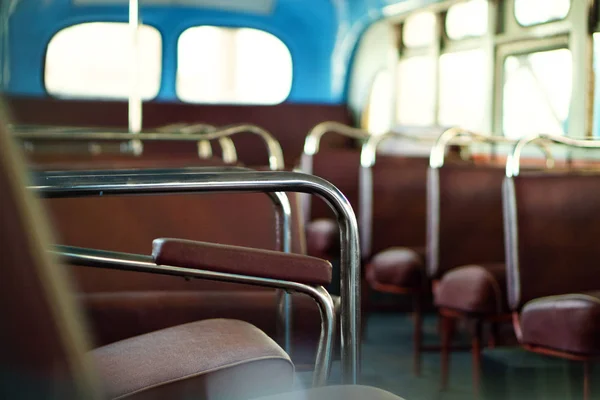 Cabine de bus ancienne avec sièges, fous doux Images De Stock Libres De Droits