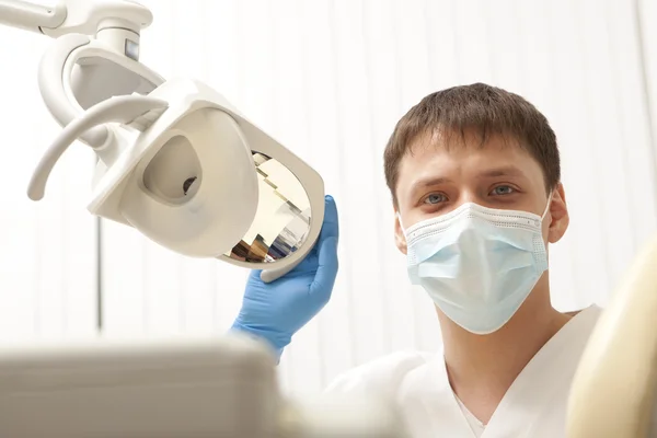 Stomatologie-Konzept - glücklicher Zahnarzt in Zahnarztpraxis — Stockfoto