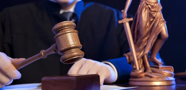 Juiz masculino em uma sala de tribunal golpeando o Gavel — Fotografia de Stock