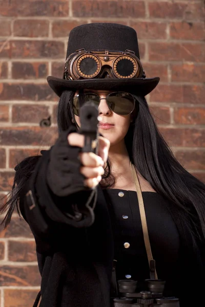 Steampunk žena drží zbraň — Stock fotografie