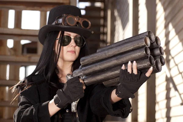 Steampunk femme tenant un pistolet — Photo