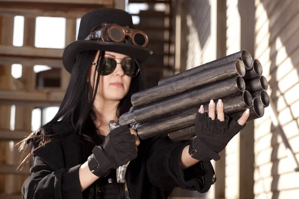 Mujer Steampunk sosteniendo un arma — Foto de Stock