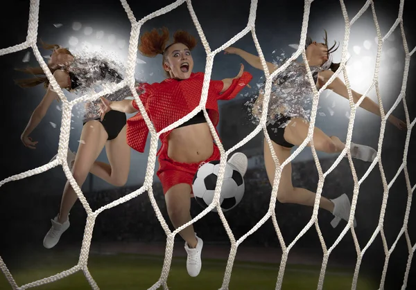 Молодая женщина играет в футбол — стоковое фото