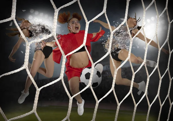 Jeune femme jouant au football — Photo