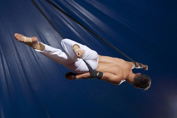 Circus air gymnast — Stock Photo, Image