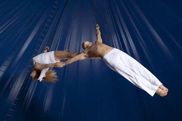 カップル サーカス空気体操 — ストック写真