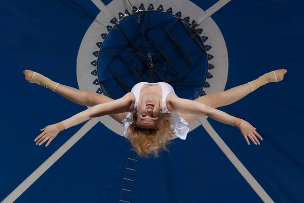 Circus air gymnast — Stock Photo, Image