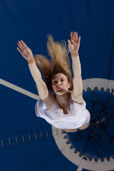Цирковая воздушная гимнастка — стоковое фото