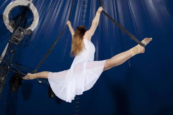 Circus air gymnast — Stock Photo, Image