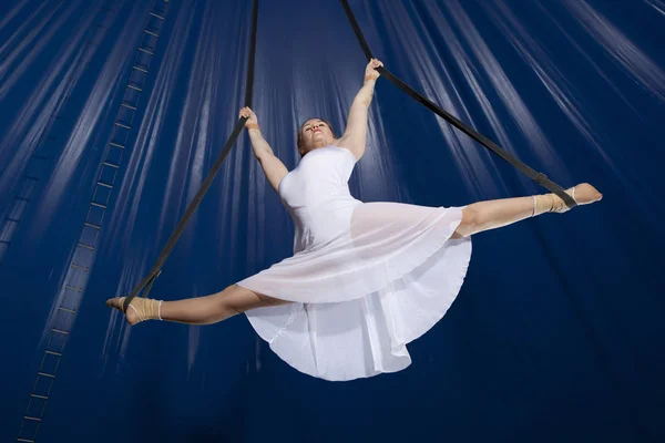 Circus air gymnast — Stock Photo, Image