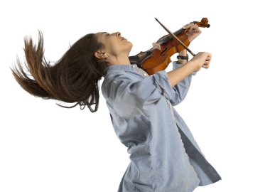 Beyaz arka plan üzerinde Keman çalmaya kadın