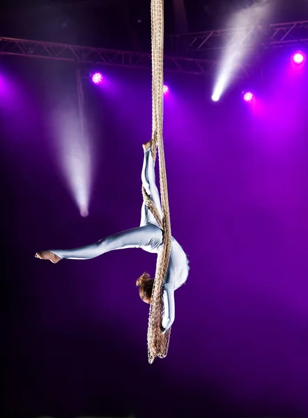 Ung Kvinna Cirkus Luft Gymnast Belysning Bakgrund — Stockfoto