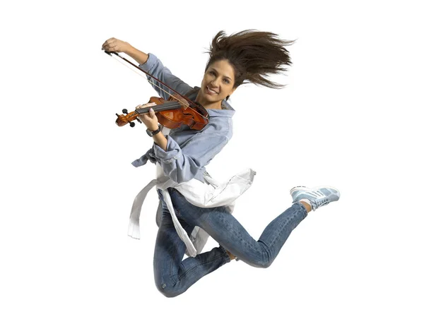 Kobieta gra skrzypce na białym tle — Zdjęcie stockowe
