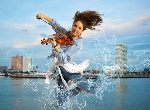 Vrouw spelen van de viool op op zee — Stockfoto