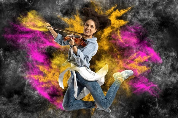 Woman playing violin on on splash — Stock Photo, Image