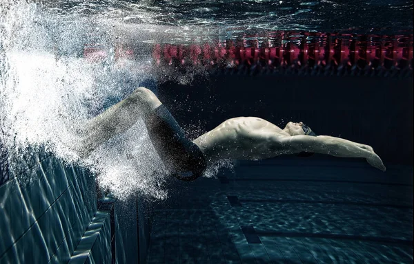 Profesional nadador masculino en acción dentro de la piscina — Foto de Stock