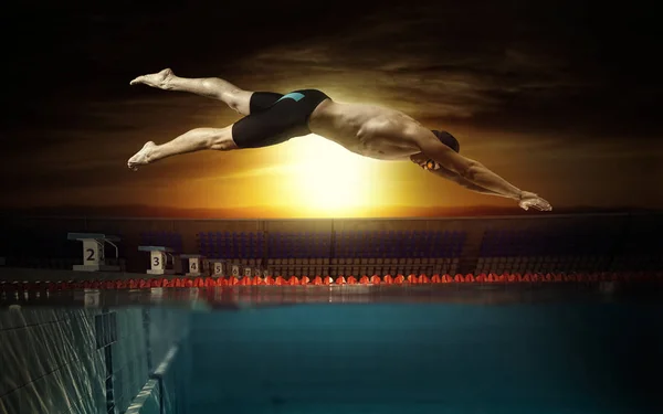 Профессиональный молодой мышечный пловец в бассейне — стоковое фото