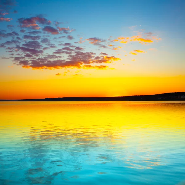 川の上に沈む夕日. — ストック写真