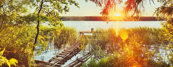 Zonsondergang over de rivier. Panorama — Stockfoto