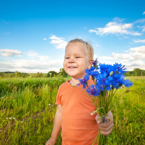 Boy with cornflowers — Stock Photo, Image