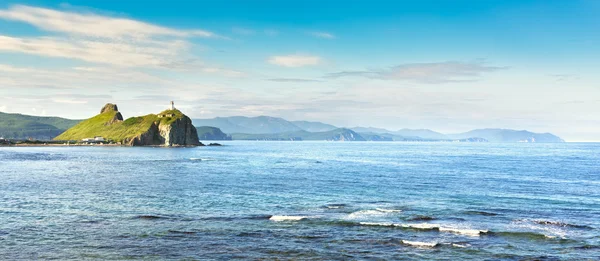 Vista al mar con faro . — Foto de Stock