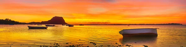 Barco de pesca al atardecer. Le Morn Brabant en segundo plano. Pano — Foto de Stock