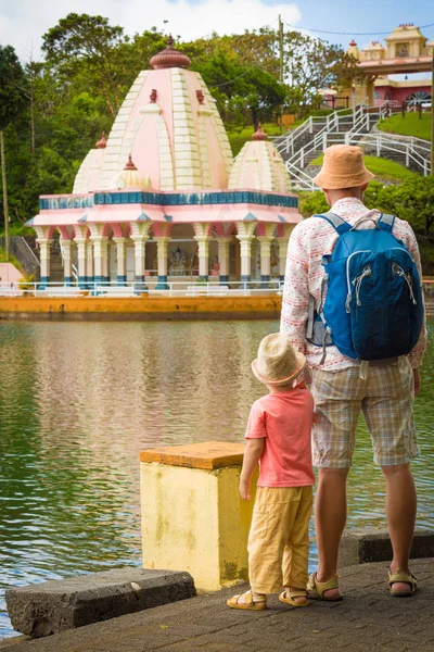 Baba ve çocuk Ganga Talao adlı. Mauritius. — Stok fotoğraf