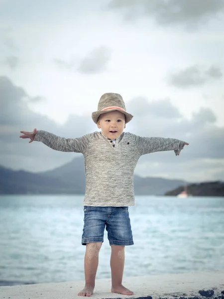 Ребенок веселится на пляже — стоковое фото
