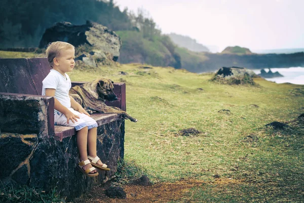 Enfant et chien — Photo