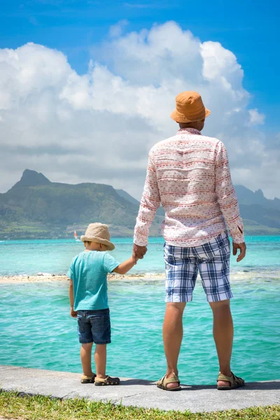 Pai e filho à beira-mar — Fotografia de Stock