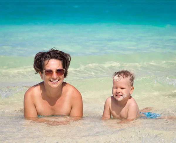 Anne ve oğul rahatlatıcı deniz — Stok fotoğraf