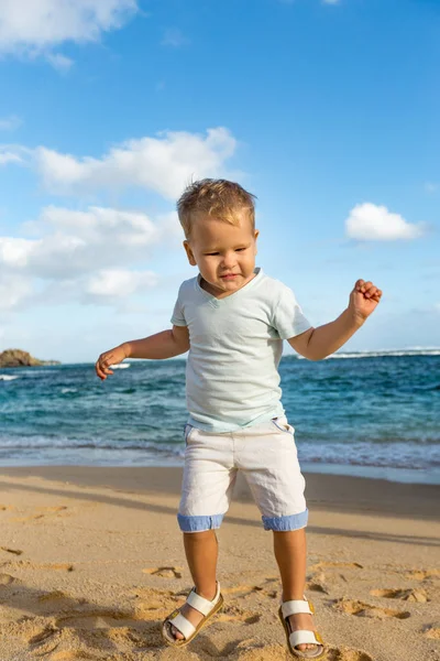 Bambino si diverte sulla spiaggia — Foto Stock