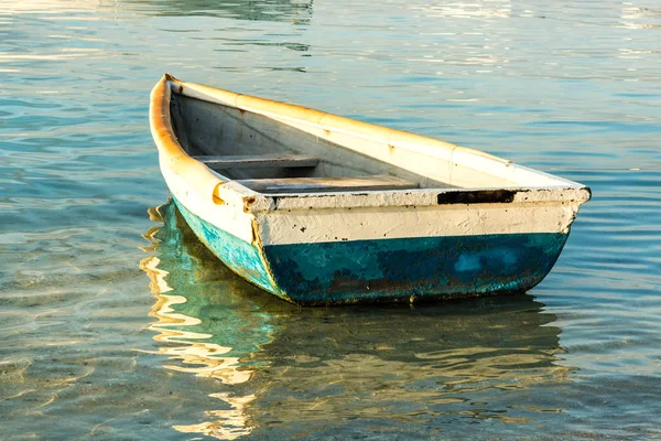 Stara łódź rybacka o zachodzie słońca — Zdjęcie stockowe