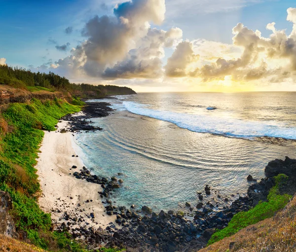 Mooi strand bij zonsopgang. Panorama — Stockfoto