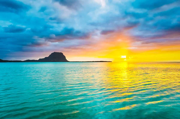 Le Morne Brabant şaşırtıcı görünümünü gün batımında. Mauritius. — Stok fotoğraf